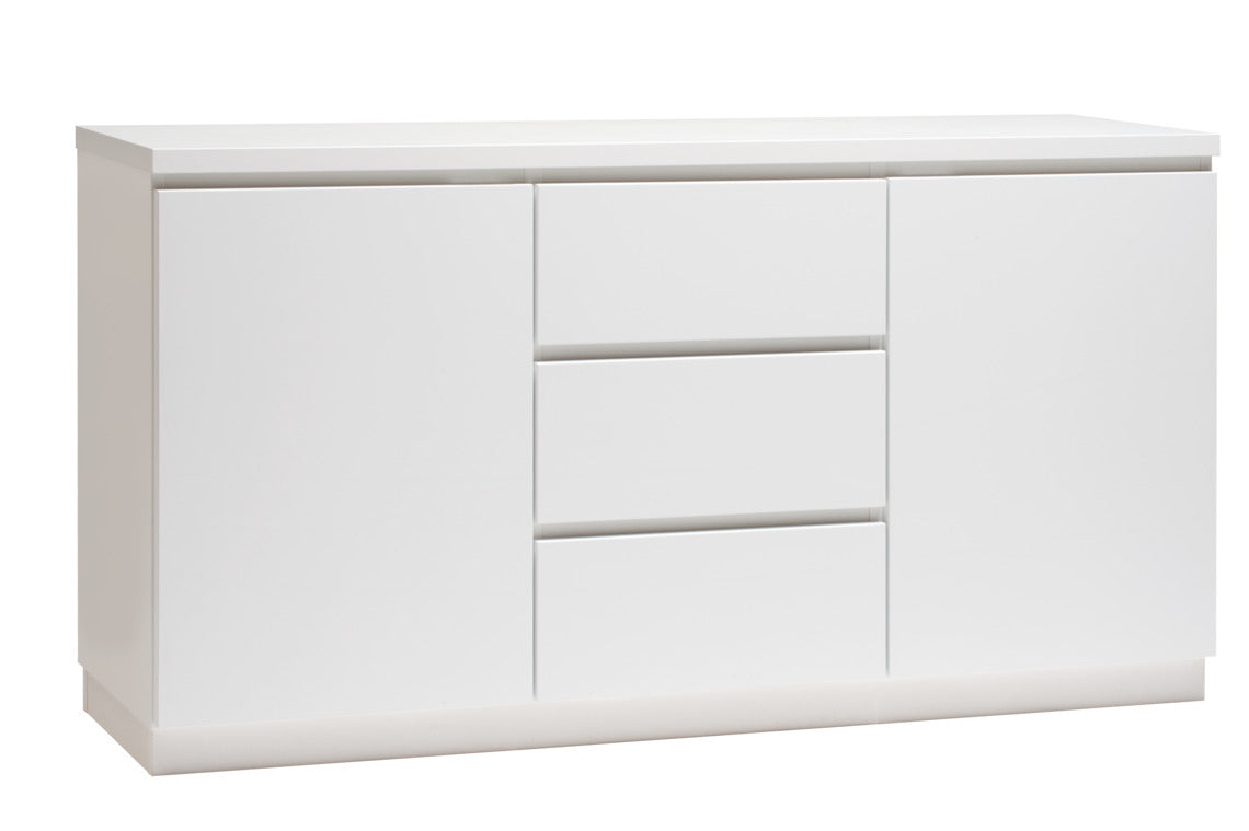 Kuvassa on 137 cm leveä kokovalkoinen Viiva-senkki valkoisella jalkasokkelilla.