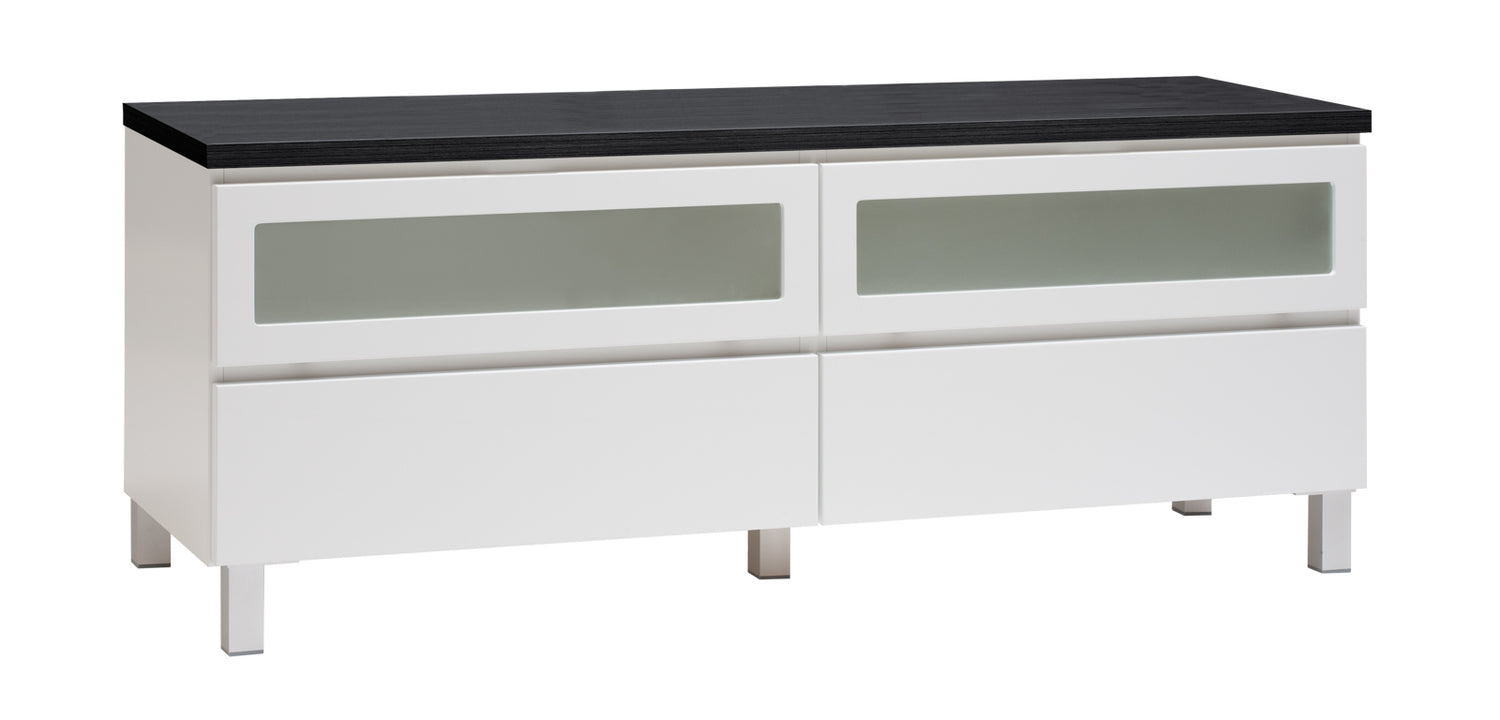 Kuvassa on 137 cm leveä valkoinen Viiva-sarjan tv-taso mustalla kannella ja hopeanvärisillä alumiinijaloilla.