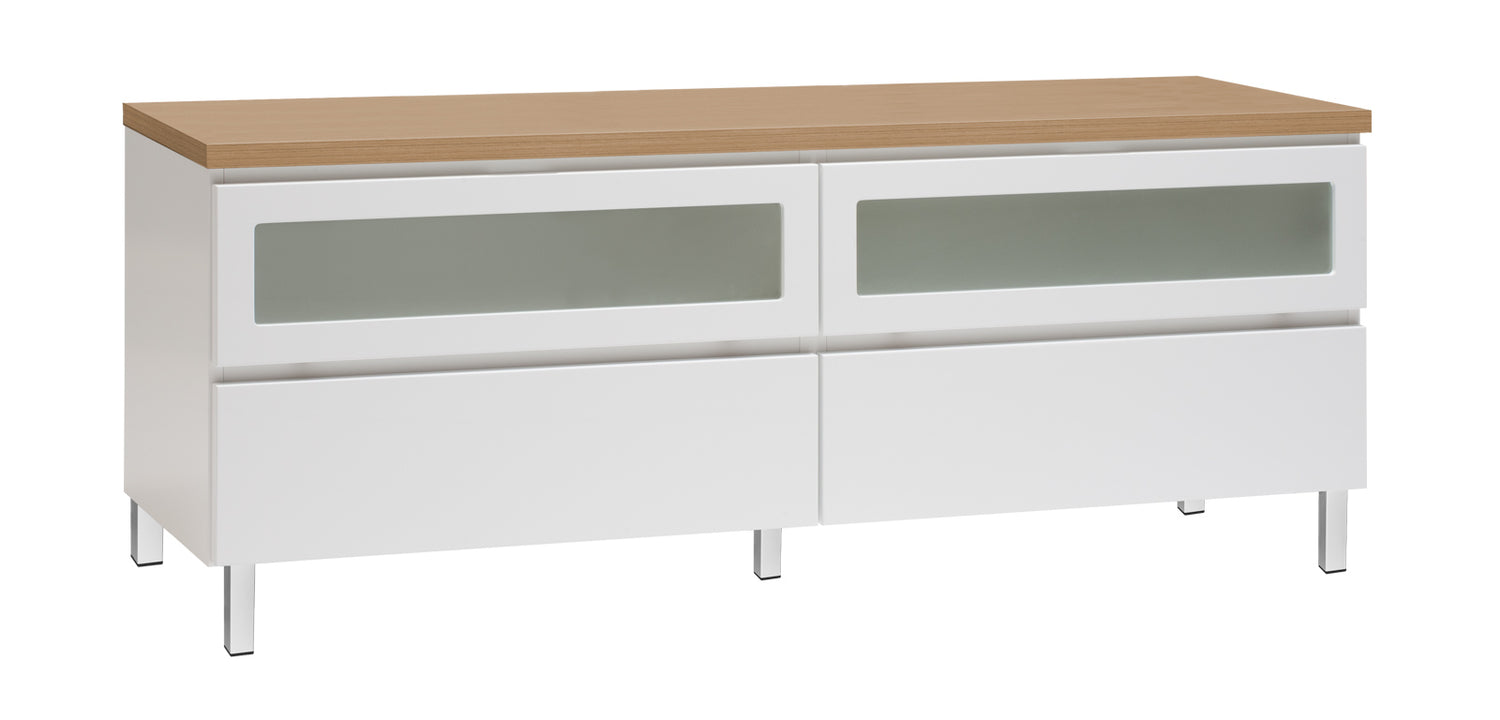 Kuvassa on 137 cm leveä valkoinen Viiva-sarjan tv-taso tammenvärisellä kansilevyllä ja valkoisilla metallijaloilla.