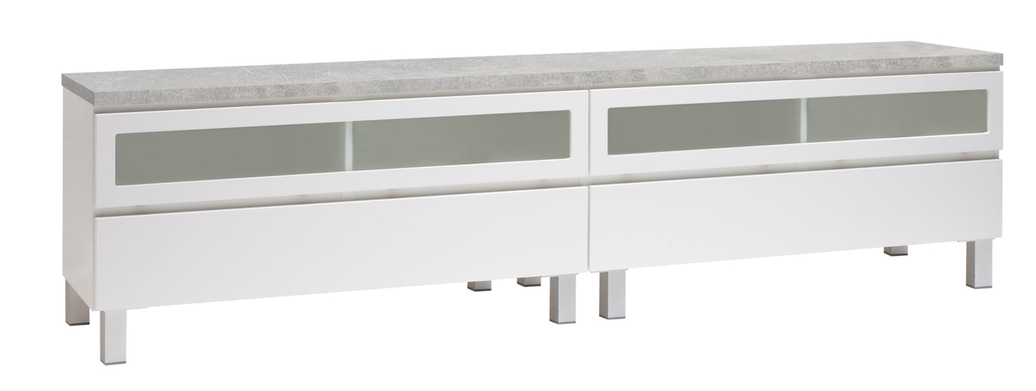 Kuvassa on 220 cm leveä valkoinen Viiva-sarjan tv-taso harmaalla betonijäljitelmän sävyisellä kannella ja hopeanvärisillä alumiinijaloilla.