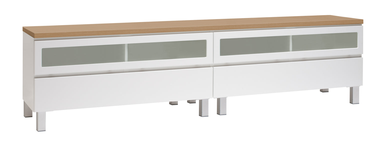 Kuvassa on 220 cm leveä valkoinen Viiva-sarjan tv-taso tammenvärisellä kannella ja hopeanvärisillä alumiinijaloilla.