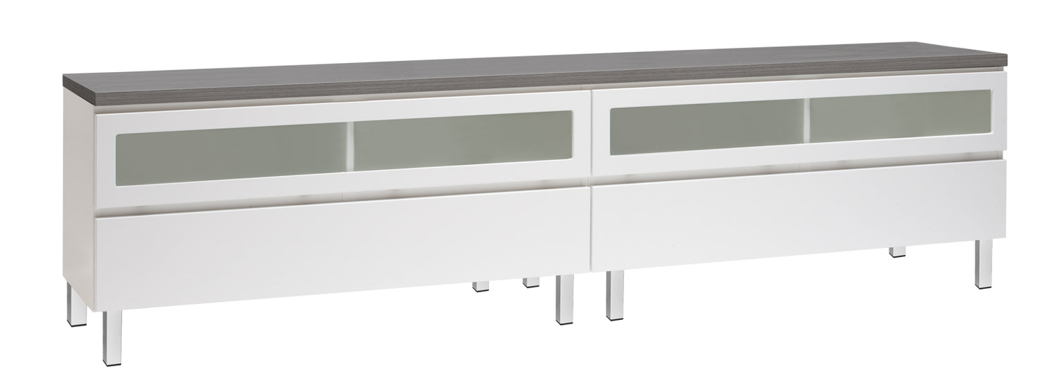 Kuvassa on 220 cm leveä valkoinen Viiva-sarjan tv-taso antrasiitinvärisellä kannella ja valkoisilla metallijaloilla.