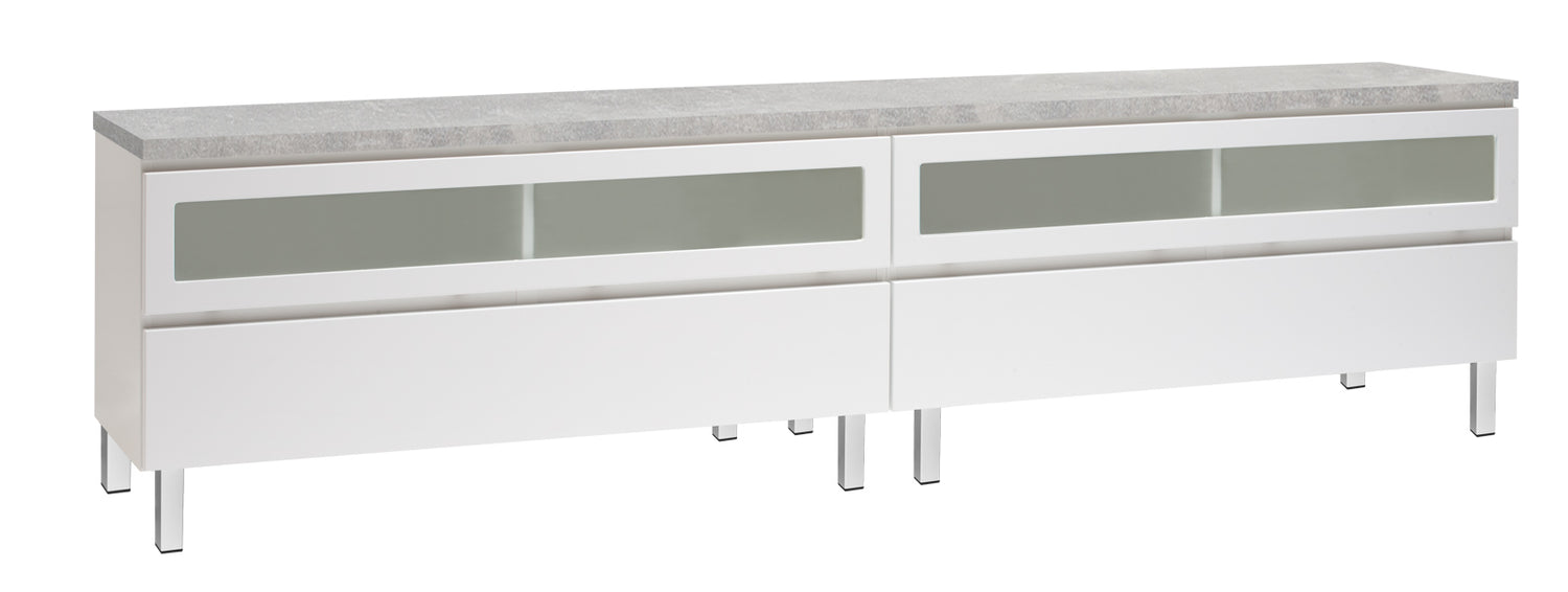 Kuvassa on 220 cm leveä valkoinen Viiva-sarjan tv-taso harmaalla betonijäljitelmän sävyisellä kannella ja valkoisilla metallijaloilla.