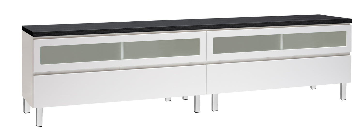 Kuvassa on 220 cm leveä valkoinen Viiva-sarjan tv-taso mustalla kannella ja valkoisilla metallijaloilla.