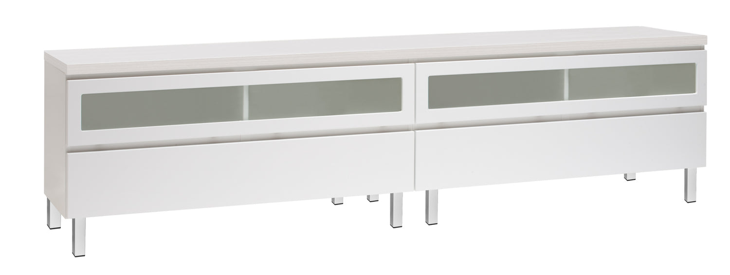 Kuvassa on 220 cm leveä valkoinen Viiva-sarjan tv-taso valkosaarninvärisellä kannella ja valkoisilla metallijaloilla.