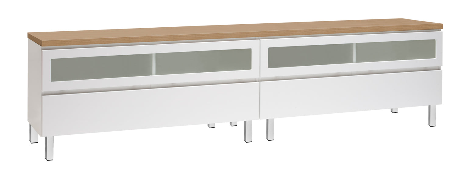 Kuvassa on 220 cm leveä valkoinen Viiva-sarjan tv-taso tammenvärisellä kannella ja valkoisilla metallijaloilla.