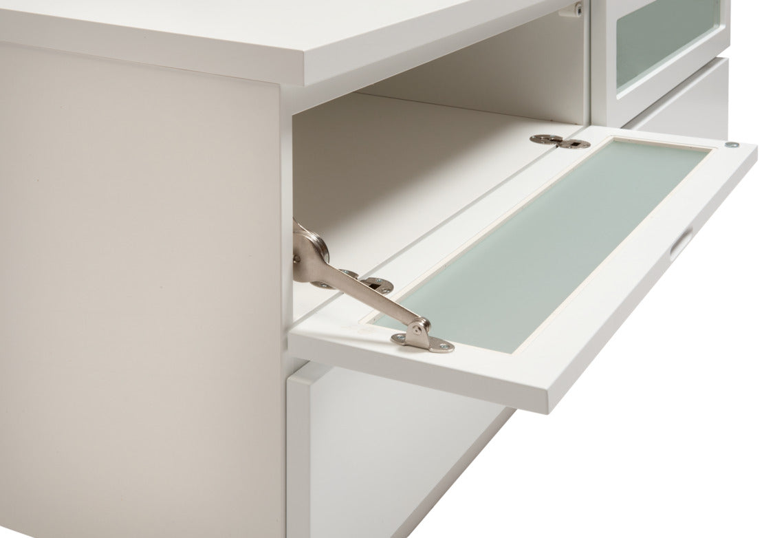 Lähikuvassa kokovalkoisen Viiva-sarjan tv-tason laatikoiden yläpuolella olevat kippiovet, joista toinen on avattuna.