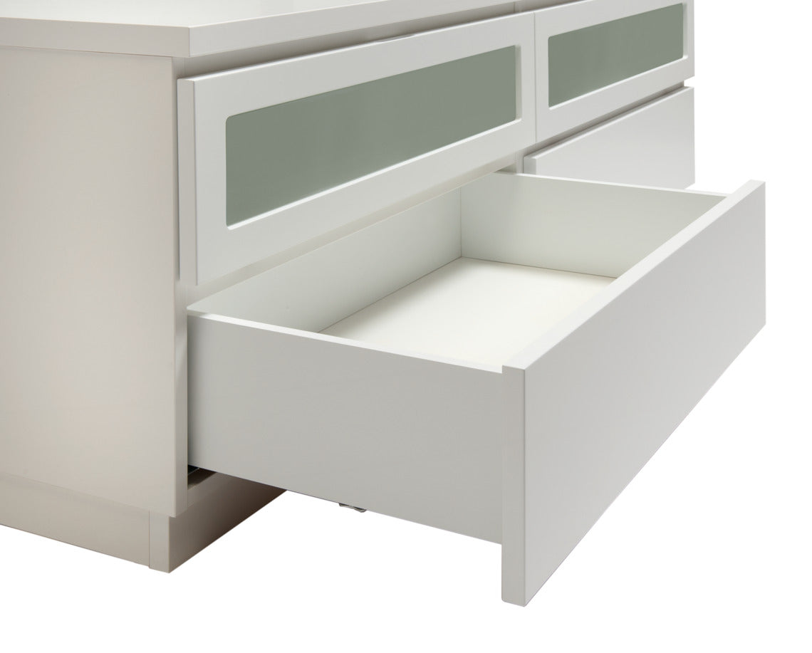 Lähikuvassa on kokovalkoisen Viiva-sarjan tv-tason yläosan kippiovet ja alaosan laatikot, joista toinen on avattuna.