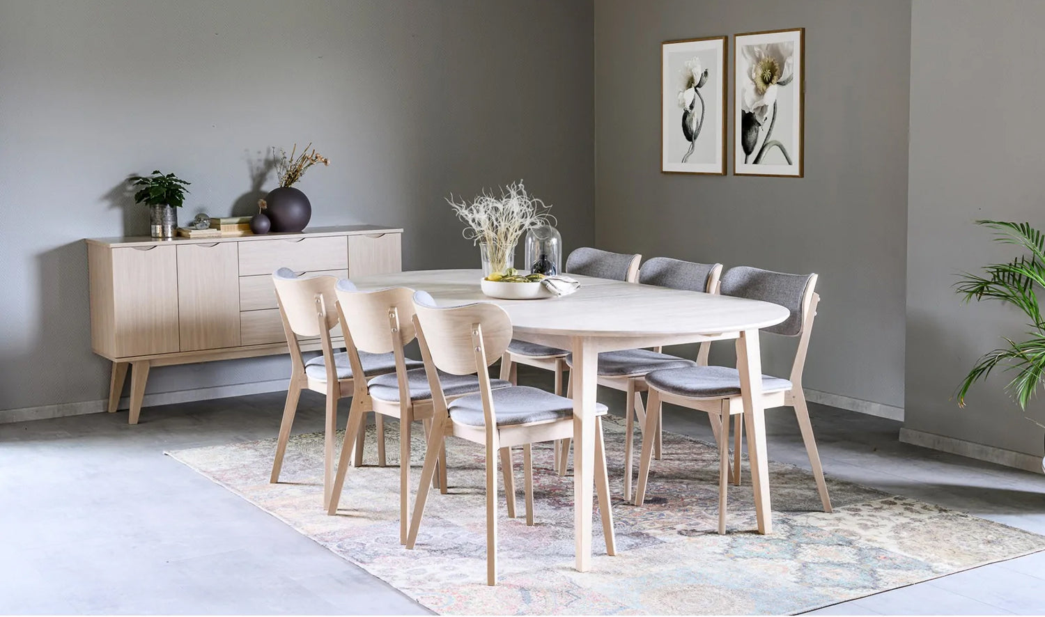 Ruokapöydät ja tuolit