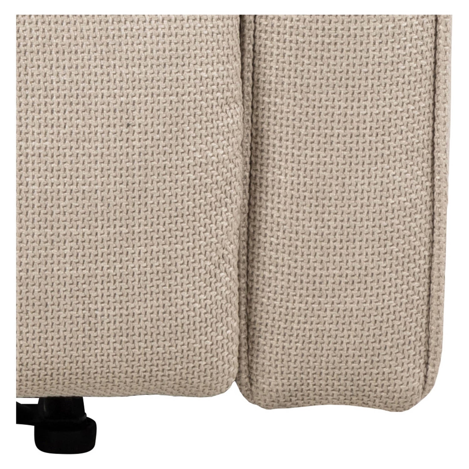 Lähikuvassa sähköinen Sanderson recliner-nojatuoli, beige kangasverhoilu.