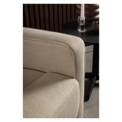 Lähikuvassa sähköinen Sanderson recliner-nojatuoli, beige kangasverhoilu.