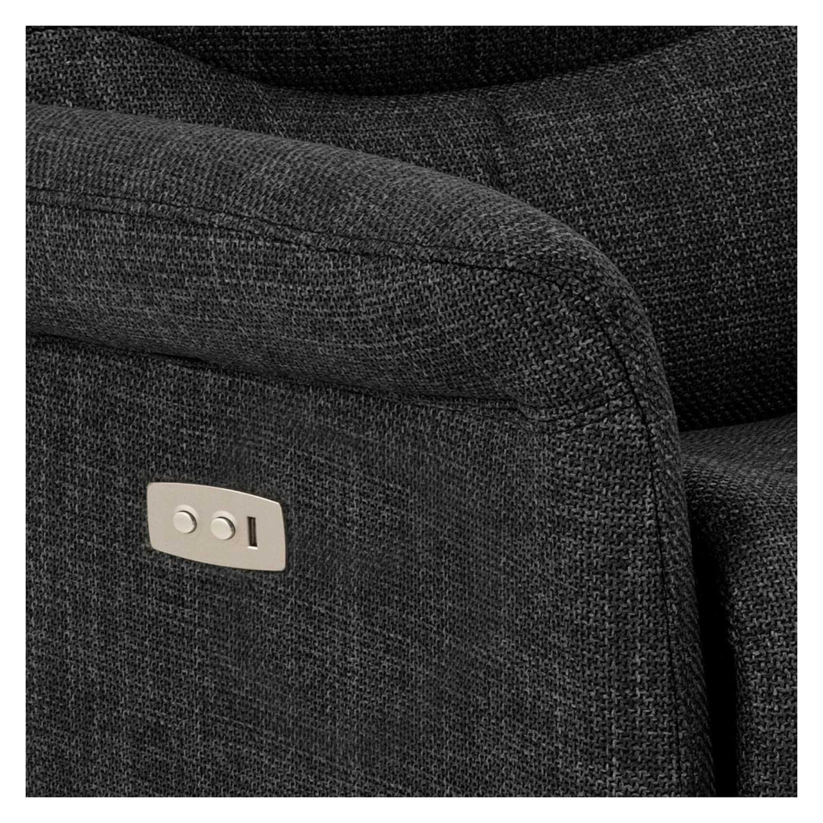 Lähikuvassa Sanderson recliner-nojatuoli, tummanharmaalla kangasverhoilulla ja sähköisillä mekanismin napeilla.
