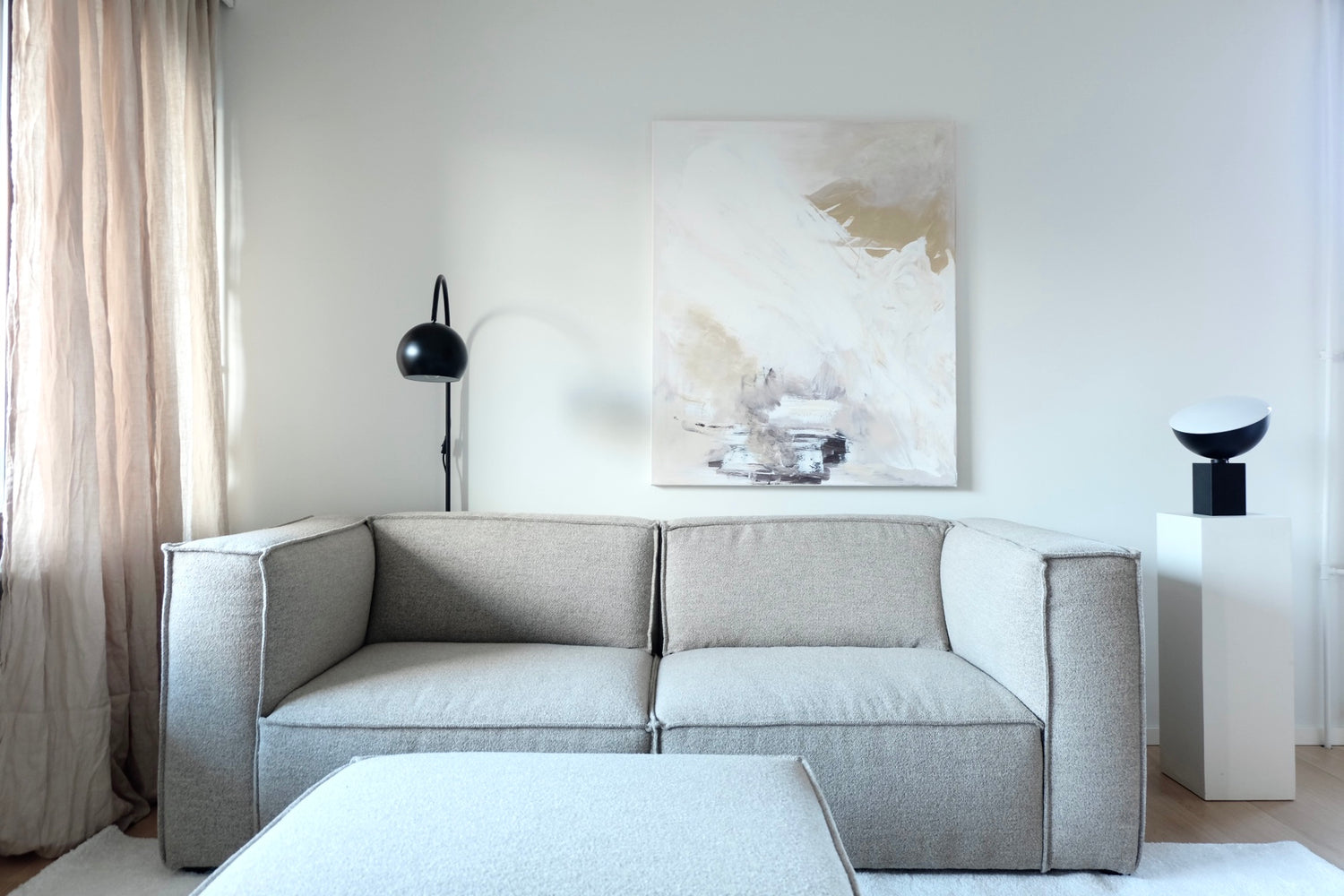 Kuvassa on 3-istuttava Beacon-sohva hiekanvärisellä Boucle Crush -kankaalla. Sohvan edessä on saman sarjan erikseen myytävä rahi.