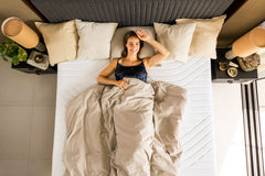 Kuvassa on Tempur Pro Plus CoolQuilt -patja ylhäältä päin kuvattuna. Tyynyt, peitot ja vuodevaatteet myydään erikseen.