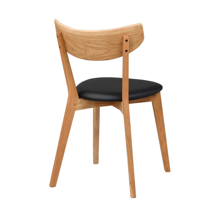 Ami- ruokapöydän tuoli luonnonvärisellä tammirungolla ja mustalla keinonahkaverhoilulla.