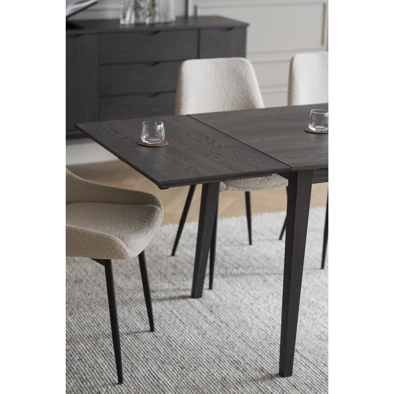 Kuvassa on Filippa-ruokapöytä savutammen värisenä ja 45 cm pituisella klaffiosalla sekä Sierra-tuolit (myydään erikseen).