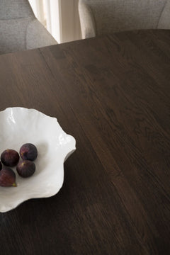 Lähikuvassa on ovaalin muotoinen jatkettavan Filippa-ruokapöydän 170 x 105 cm ruskeaa pöydän pintaa.