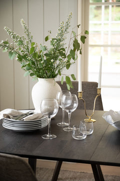 Lähikuvassa on ovaalin muotoinen jatkettavan Filippa-ruokapöydän 170 x 105 cm ruskeaa pöydän pintaa.