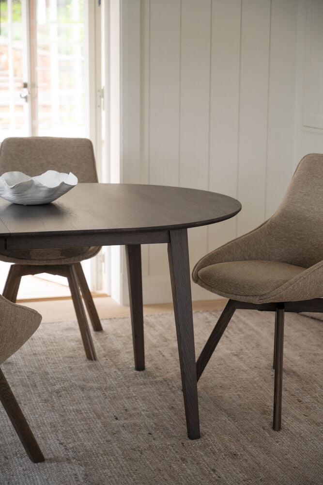 Kuvassa on ovaalin muotoinen jatkettava Filippa-ruokapöytä 170 x 105 cm ruskeana. Ruokaryhmässä kuvatut Rowicon Alison-tuolit myydään erikseen.