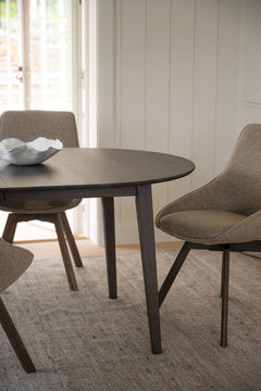 Kuvassa on ovaalin muotoinen jatkettava Filippa-ruokapöytä 170 x 105 cm ruskeana. Ruokaryhmässä kuvatut Rowicon Alison-tuolit myydään erikseen.