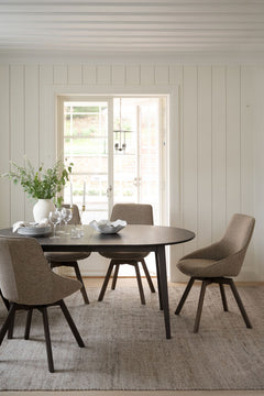 Kuvassa on ovaalin muotoinen jatkettava Filippa-ruokapöytä 170 x 105 cm ruskeana. Ruokaryhmässä kuvatut Rowicon Alison-tuolit myydään erikseen.