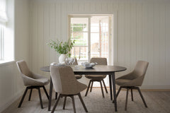 Kuvassa on ovaalin muotoinen jatkettava Filippa-ruokapöytä 170 x 105 cm ruskeana. Ruokaryhmässä kuvatut Rowicon Alison-tuolit myydään erikseen.