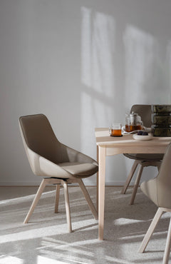 Kuvassa on beige Alison-nahkatuoli valkotammijaloilla.
