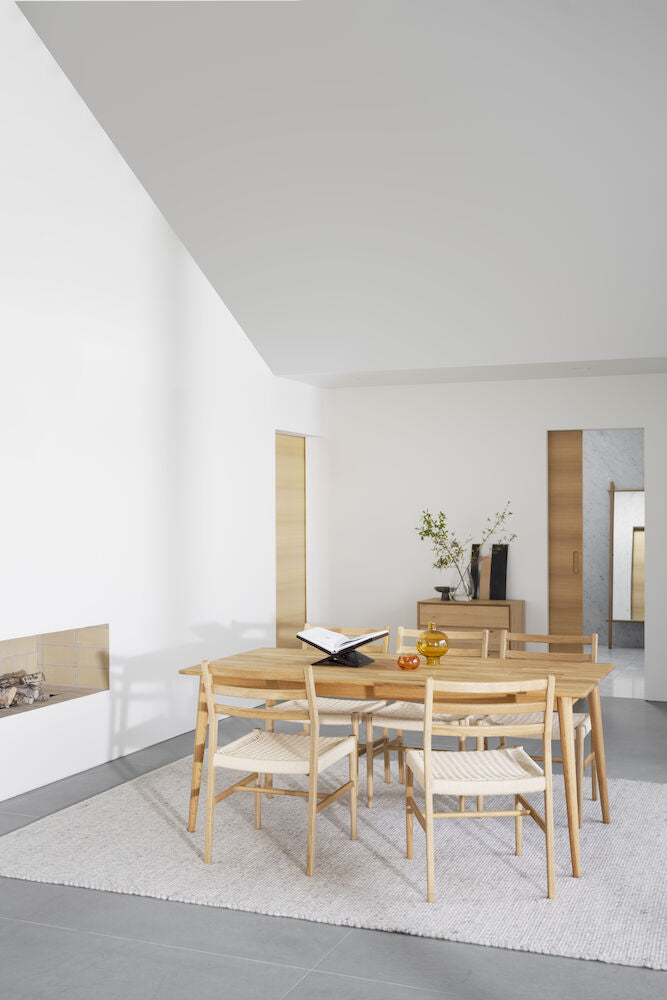 Kuvassa on Tyler-ruokapöytä 180 x 90 cm, luonnonvärinen tammi. Pöydän kanssa ovat kuvattuna Rowicon erikseen myytävät Harlan-tuolit.