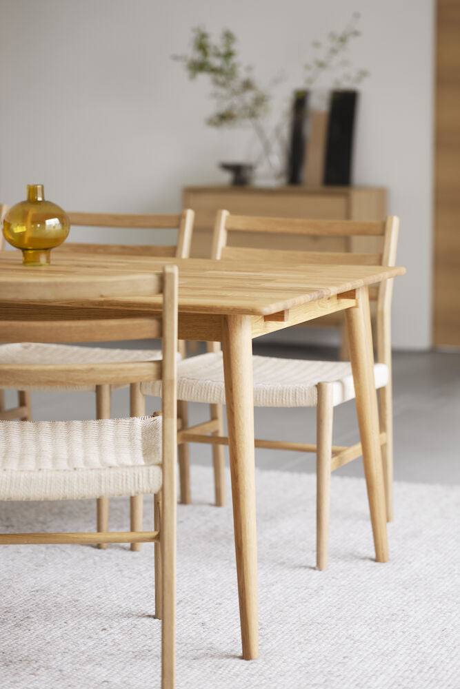 Kuvassa on Tyler-ruokapöytä 180 x 90 cm, luonnonvärinen tammi. Pöydän kanssa ovat kuvattuna Rowicon erikseen myytävät Harlan-tuolit.