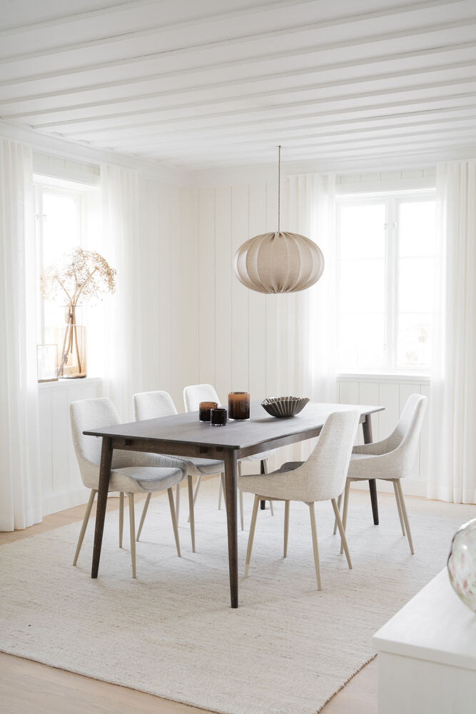 Kuvassa on Tyler-ruokapöytä 180 x 90 cm, ruskea. Pöydän kanssa ovat kuvattuna Rowicon erikseen myytävät beiget Sierra-tuolit.