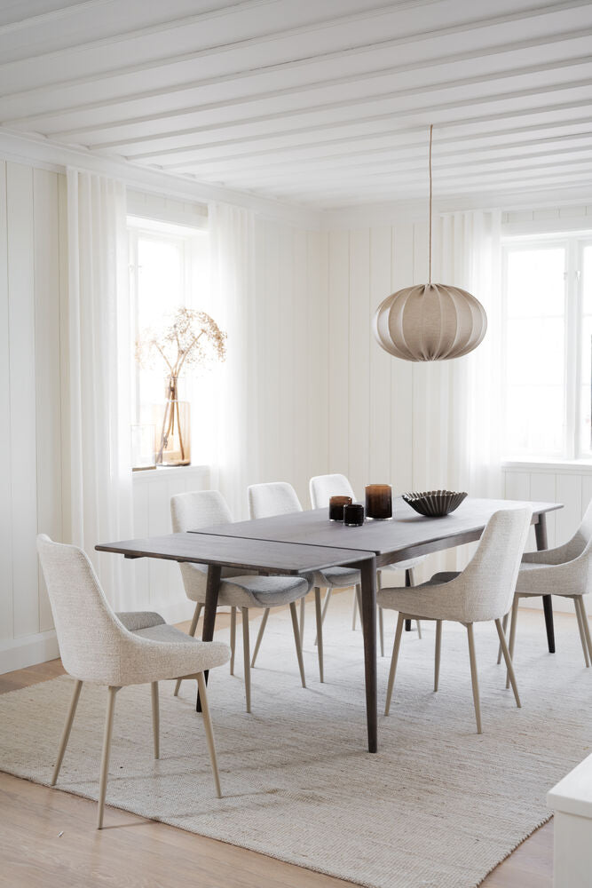 Kuvassa on ruskea Tyler-ruokapöytä jatkettuna erikseen myytävällä jatkopalalla. Pöydän kanssa ovat kuvattuna Rowicon erikseen myytävät beiget Sierra-tuolit.