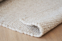 Auckland-villamatto. on 100 % villaa. Kuvassa on beige Auckland-villamatto.