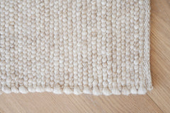 Auckland-villamatto. on 100 % villaa. Kuvassa on beige Auckland-villamatto.