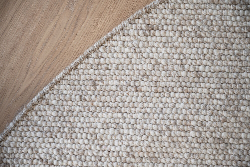 Auckland-villamatot ovat 100 % villaa. Kuvassa pyöreän maton beige väri.