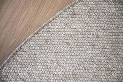 Auckland-villamatot ovat 100 % villaa. Kuvassa pyöreän maton beige väri.
