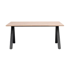 Carradale-ruokapöytä valkotammenvärisellä kannella ja mustilla V-mallisilla metallijaloilla.