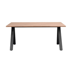 Carradale-ruokapöytä tammenvärisellä kannella ja mustilla V-mallisilla metallijaloilla.