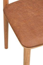 Wolcott- ruokapöydän tuoli tammen värisellä rungolla ja ruskealla kangasverhoilulla.