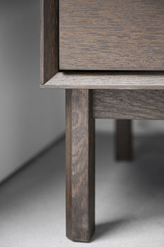 Lähikuvassa ruskean Mackay-lipaston viimesteltyä ala-/jalkaosan muotoilua.