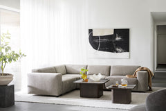 Kuvassa on Willard-kulmasohva 2+3 beigellä Brenda 34-kankaalla ja mustilla muovijaloilla. Kuvassa sohvan edessä Rowicon erikseen myytävät Sullivan-sohvapöydät.