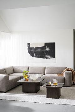 Kuvassa on Willard-kulmasohva 2+3 beigellä Brenda 34 -kankaalla ja mustilla muovijaloilla. Kuvassa sohvan edessä Rowicon erikseen myytävät Sullivan-sohvapöydät.