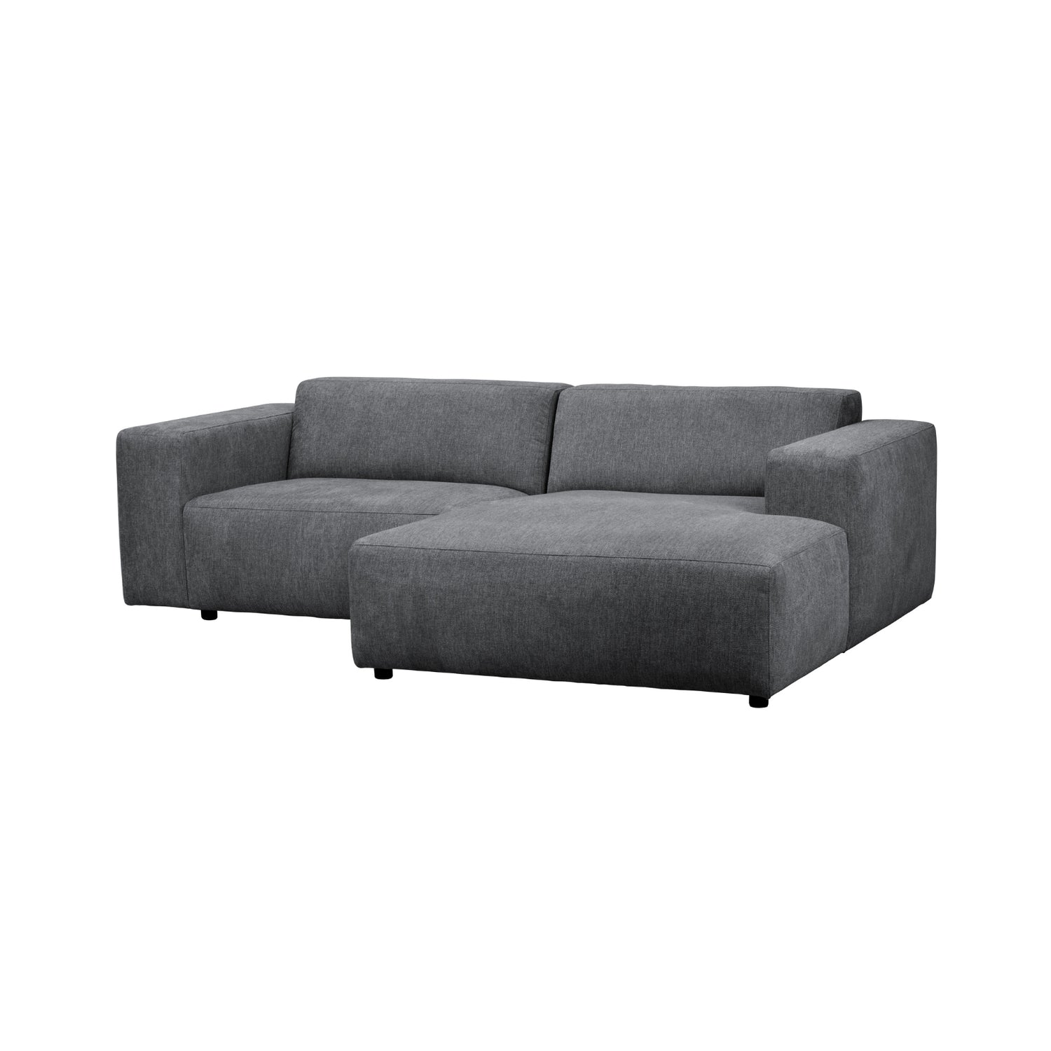 Kolmen istuttava Willard-divaanisohva tummanharmaalla Brenda (#12)-kankaalla. Divaani oikealla.