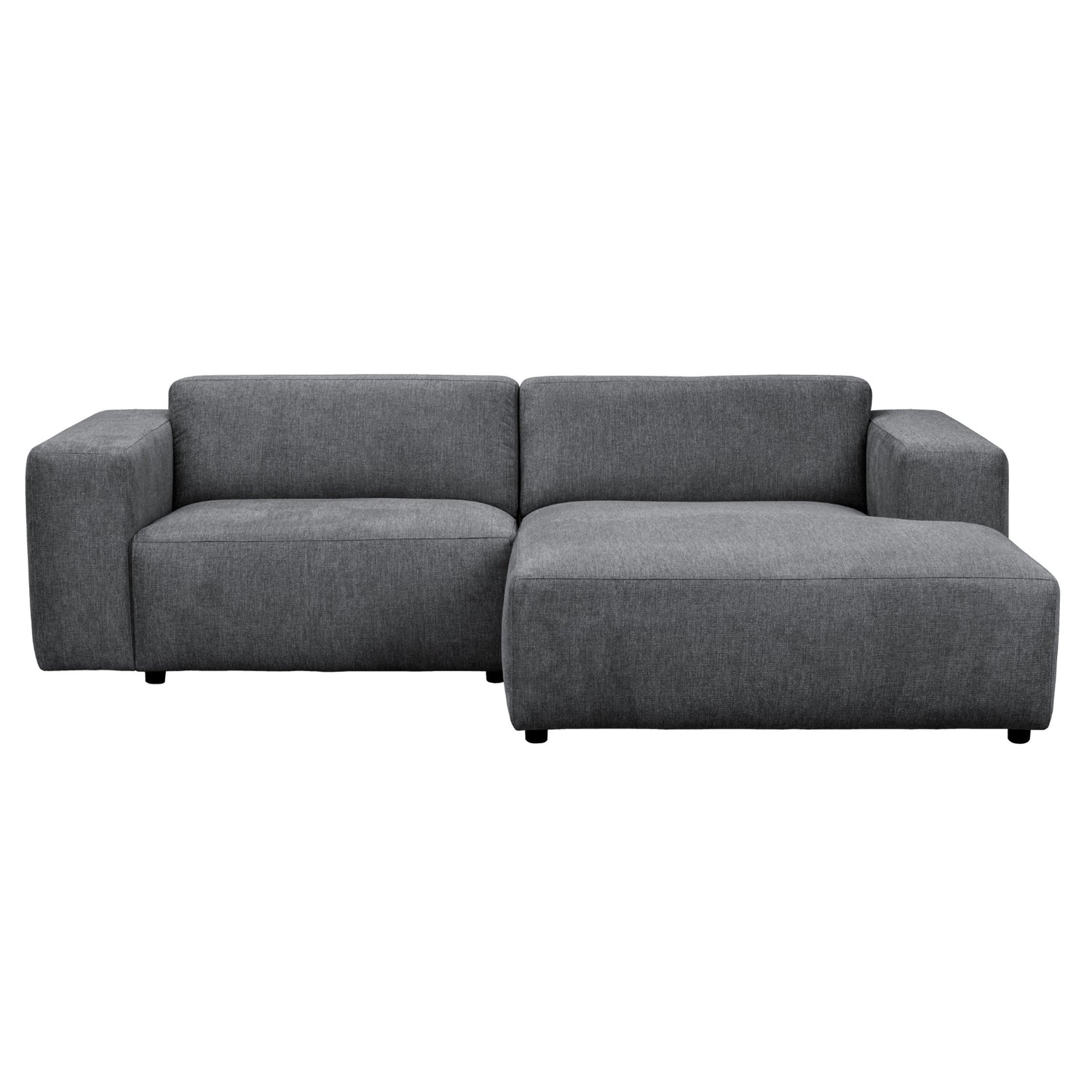 Kolmen istuttava Willard-divaanisohva tummanharmaalla Brenda (#12)-kankaalla. Divaani oikealla.