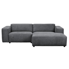 Kolmen istuttava Willard-divaanisohva tummanharmaalla Brenda (#12)-kankaalla. Divaani oikealla.