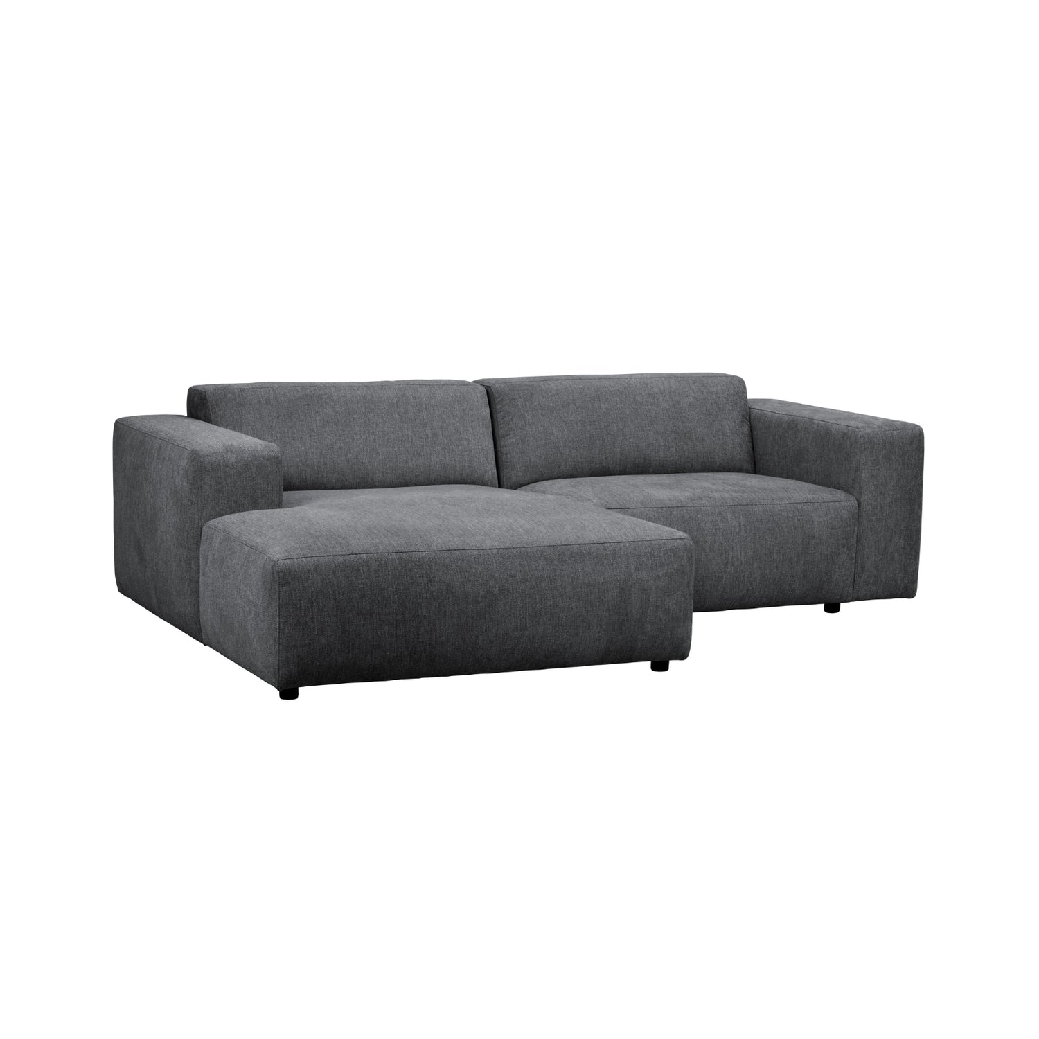 Kolmen istuttava Willard-divaanisohva tummanharmaalla Brenda (#12)-kankaalla. Divaani vasemmalla.