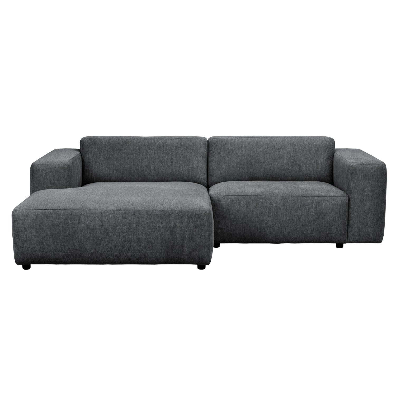 Kolmen istuttava Willard-divaanisohva tummanharmaalla Brenda (#12)-kankaalla. Divaani vasemmalla.