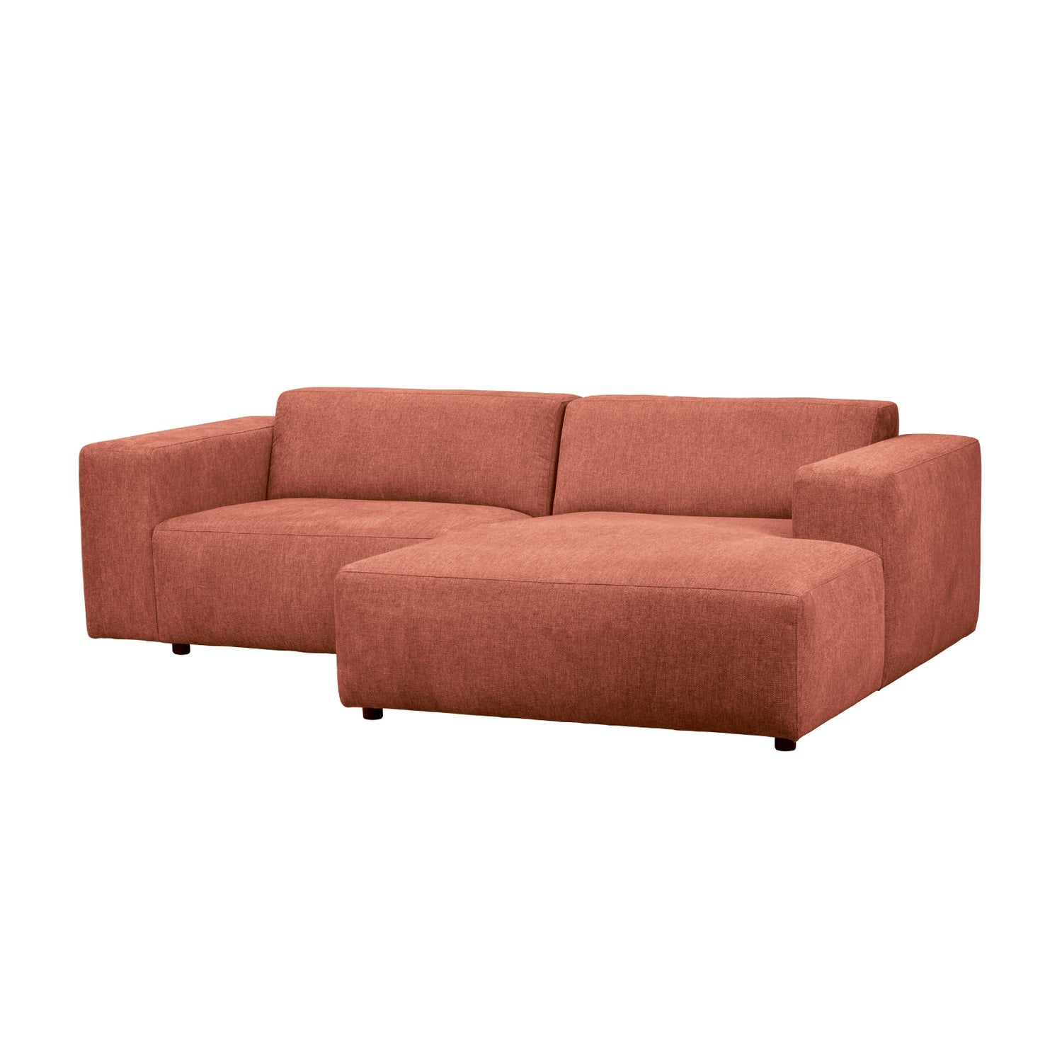 Kolmen istuttava Willard-divaanisohva punaisella Brenda (#52)-kankaalla. Divaani oikealla.