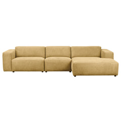 Neljän istuttava Willard-divaanisohva keltaisella Brenda (#68)-kankaalla. Divaani oikealla.