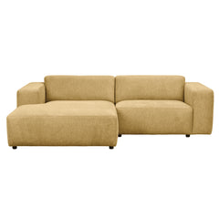 Kolmen istuttava Willard-divaanisohva keltaisella Brenda (#68)-kankaalla. Divaani vasemmalla.