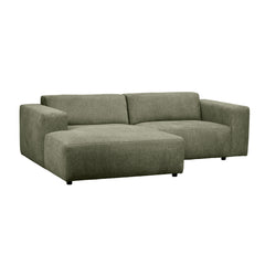 Kolmen istuttava Willard-divaanisohva oliivinvihreällä Brenda (#77)-kankaalla. Divaani vasemmalla.